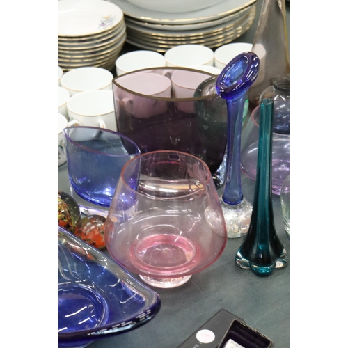 879 - A LARGE QUANTITY OF GLASSWARE TO INCLUDE PAPERWEIGHTS, VASES, BOWLS, ETC.,