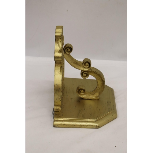 881 - A GILDED OAK WALL BRACKET