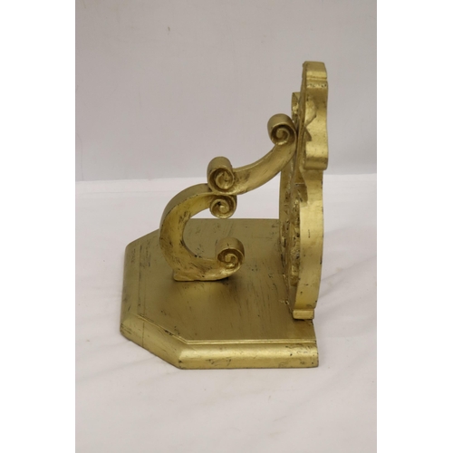 881 - A GILDED OAK WALL BRACKET