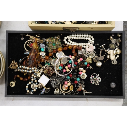 883 - A QUANTITY OF COSTUME JEWELLERY TO INCLUDE NECKLACES, BRACELETS, BANGLES, BROOCHES, EARRINGS, ETC, P... 