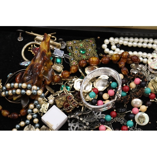 883 - A QUANTITY OF COSTUME JEWELLERY TO INCLUDE NECKLACES, BRACELETS, BANGLES, BROOCHES, EARRINGS, ETC, P... 