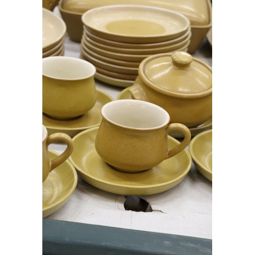 884 - A DENBY MUSTARD COLOURED DINNER SERVICE, TO INCLUDE VARIOUS SIZES OF PLATES, A CASSEROLE DISH, BOWLS... 