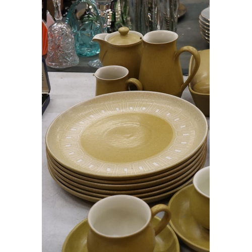 884 - A DENBY MUSTARD COLOURED DINNER SERVICE, TO INCLUDE VARIOUS SIZES OF PLATES, A CASSEROLE DISH, BOWLS... 