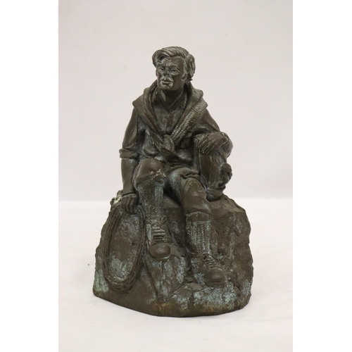 885 - A BRONZE MODEL OF A MOUNTAINEER, HEIGHT 23CM