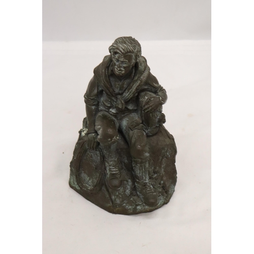 885 - A BRONZE MODEL OF A MOUNTAINEER, HEIGHT 23CM