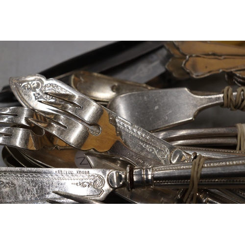 890 - A QUANTITY OF VINTAGE FLATWARE TO INCLUDE TWO SMALL LADELS