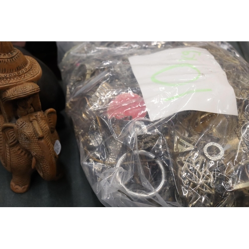 892 - A LARGE QUANTITY OF COSTUME JEWELLERY, CHAINS AND RINGS - 10KG IN TOTAL