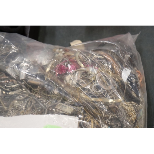 892 - A LARGE QUANTITY OF COSTUME JEWELLERY, CHAINS AND RINGS - 10KG IN TOTAL