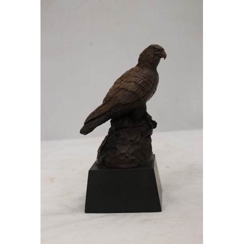 898 - A HEREDITIES MODEL OF AN EAGLE ON A PLINTH, HEIGHT 19CM