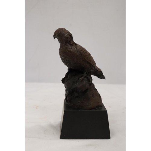 898 - A HEREDITIES MODEL OF AN EAGLE ON A PLINTH, HEIGHT 19CM