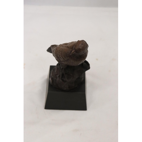 898 - A HEREDITIES MODEL OF AN EAGLE ON A PLINTH, HEIGHT 19CM