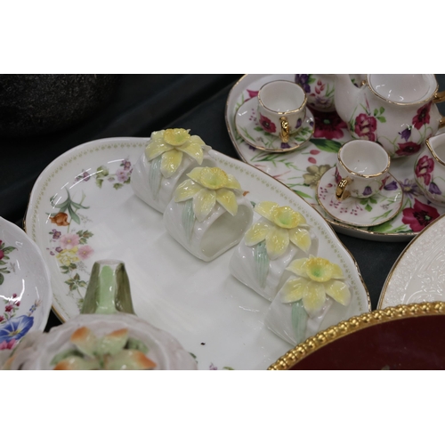 903 - A QUANTITY OF CHINA AND CERAMICS TO INCLUDE CABINET PLATES, A MINIATURE 'REGAL' TEASET INCLUDING A T... 