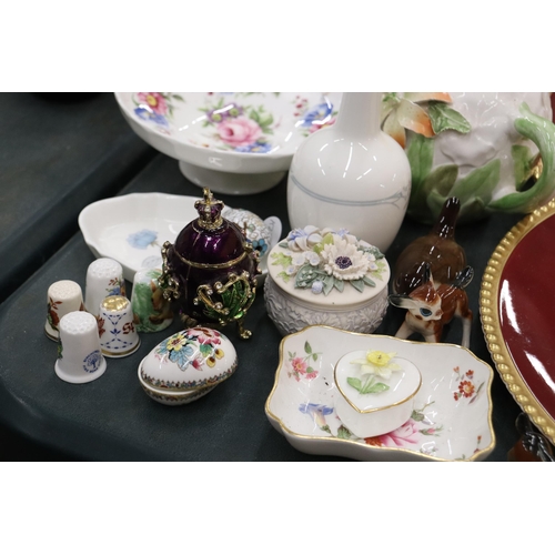 903 - A QUANTITY OF CHINA AND CERAMICS TO INCLUDE CABINET PLATES, A MINIATURE 'REGAL' TEASET INCLUDING A T... 