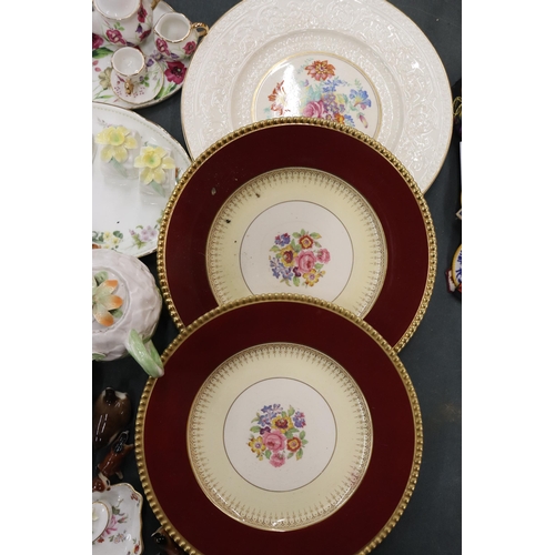 903 - A QUANTITY OF CHINA AND CERAMICS TO INCLUDE CABINET PLATES, A MINIATURE 'REGAL' TEASET INCLUDING A T... 