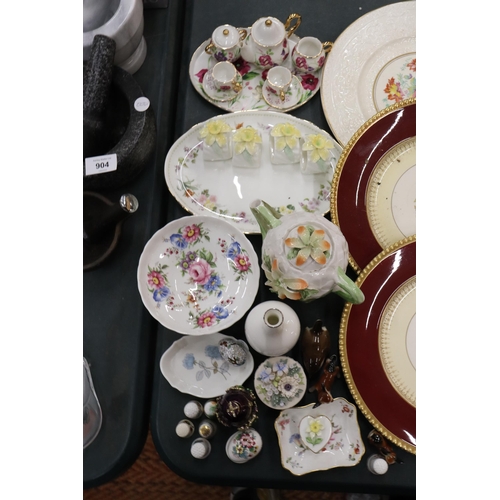 903 - A QUANTITY OF CHINA AND CERAMICS TO INCLUDE CABINET PLATES, A MINIATURE 'REGAL' TEASET INCLUDING A T... 