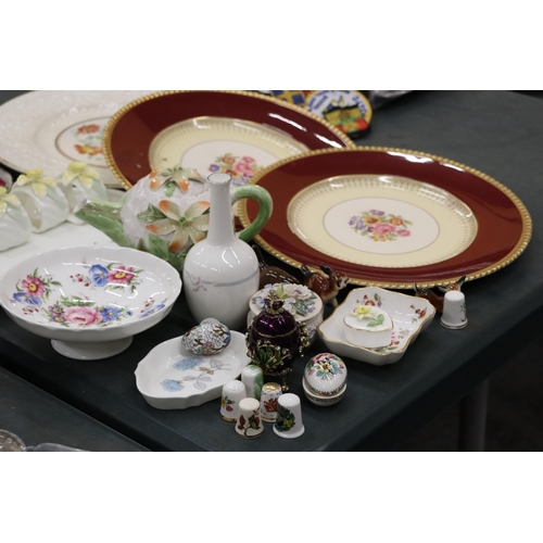 903 - A QUANTITY OF CHINA AND CERAMICS TO INCLUDE CABINET PLATES, A MINIATURE 'REGAL' TEASET INCLUDING A T... 