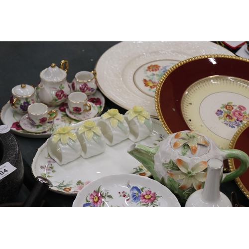 903 - A QUANTITY OF CHINA AND CERAMICS TO INCLUDE CABINET PLATES, A MINIATURE 'REGAL' TEASET INCLUDING A T... 