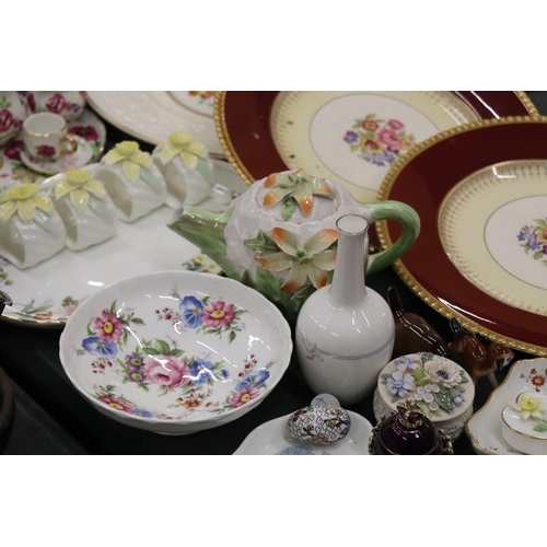 903 - A QUANTITY OF CHINA AND CERAMICS TO INCLUDE CABINET PLATES, A MINIATURE 'REGAL' TEASET INCLUDING A T... 