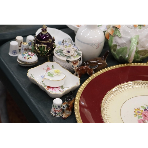 903 - A QUANTITY OF CHINA AND CERAMICS TO INCLUDE CABINET PLATES, A MINIATURE 'REGAL' TEASET INCLUDING A T... 