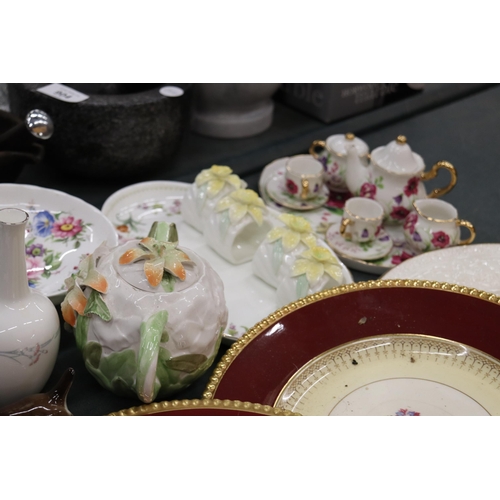 903 - A QUANTITY OF CHINA AND CERAMICS TO INCLUDE CABINET PLATES, A MINIATURE 'REGAL' TEASET INCLUDING A T... 