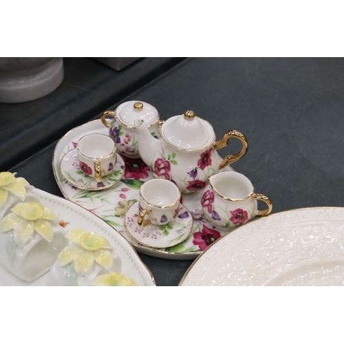 903 - A QUANTITY OF CHINA AND CERAMICS TO INCLUDE CABINET PLATES, A MINIATURE 'REGAL' TEASET INCLUDING A T... 