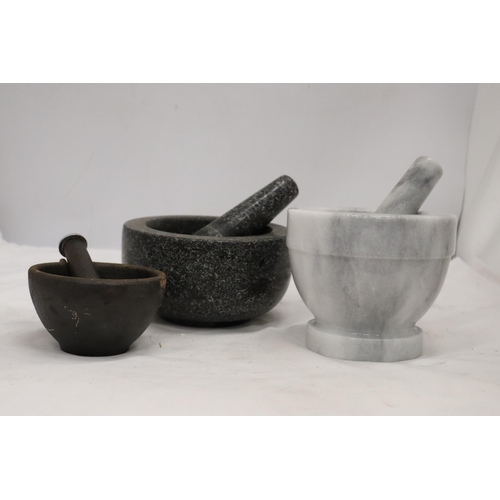 904 - THREE HEAVY PESTLE AND MORTARS TO INCLUDE TWO MARBLE AND A CAST ONE