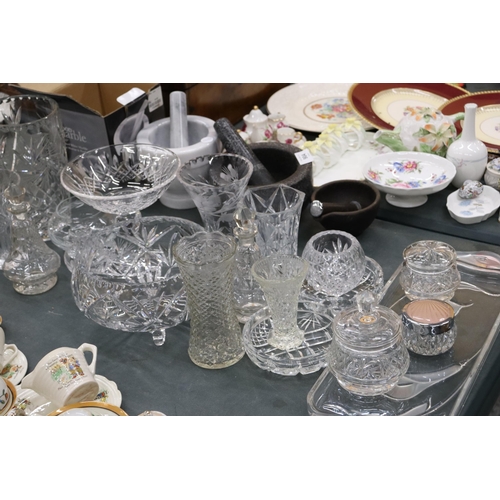 905 - A LARGE QUANTITY OF GLASSWARE TO INCLUDE CUT GLASS VASES, BOWLS, A DRESSING TABLE SET WITH TRAY, OIL... 