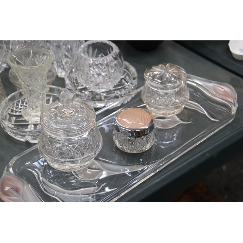 905 - A LARGE QUANTITY OF GLASSWARE TO INCLUDE CUT GLASS VASES, BOWLS, A DRESSING TABLE SET WITH TRAY, OIL... 