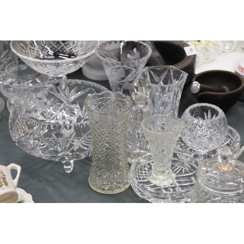 905 - A LARGE QUANTITY OF GLASSWARE TO INCLUDE CUT GLASS VASES, BOWLS, A DRESSING TABLE SET WITH TRAY, OIL... 