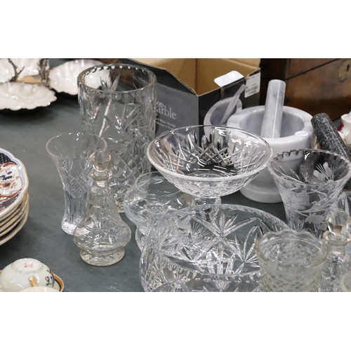 905 - A LARGE QUANTITY OF GLASSWARE TO INCLUDE CUT GLASS VASES, BOWLS, A DRESSING TABLE SET WITH TRAY, OIL... 