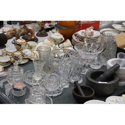 905 - A LARGE QUANTITY OF GLASSWARE TO INCLUDE CUT GLASS VASES, BOWLS, A DRESSING TABLE SET WITH TRAY, OIL... 