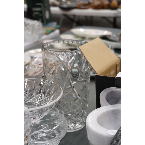 905 - A LARGE QUANTITY OF GLASSWARE TO INCLUDE CUT GLASS VASES, BOWLS, A DRESSING TABLE SET WITH TRAY, OIL... 