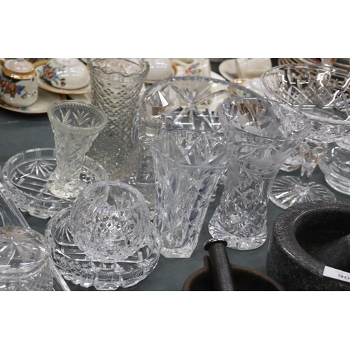 905 - A LARGE QUANTITY OF GLASSWARE TO INCLUDE CUT GLASS VASES, BOWLS, A DRESSING TABLE SET WITH TRAY, OIL... 