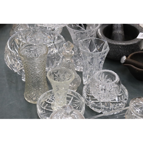 905 - A LARGE QUANTITY OF GLASSWARE TO INCLUDE CUT GLASS VASES, BOWLS, A DRESSING TABLE SET WITH TRAY, OIL... 