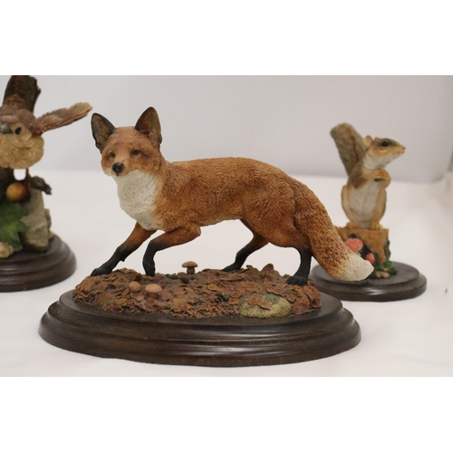 908 - THREE MODELS OF ANIMALS ON PLINTHS TO INCLUDE ROYAL DOULTON AND COUNTRY ARTISTS