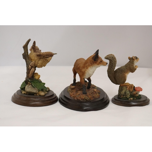 908 - THREE MODELS OF ANIMALS ON PLINTHS TO INCLUDE ROYAL DOULTON AND COUNTRY ARTISTS