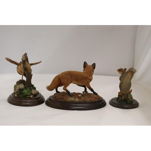 908 - THREE MODELS OF ANIMALS ON PLINTHS TO INCLUDE ROYAL DOULTON AND COUNTRY ARTISTS