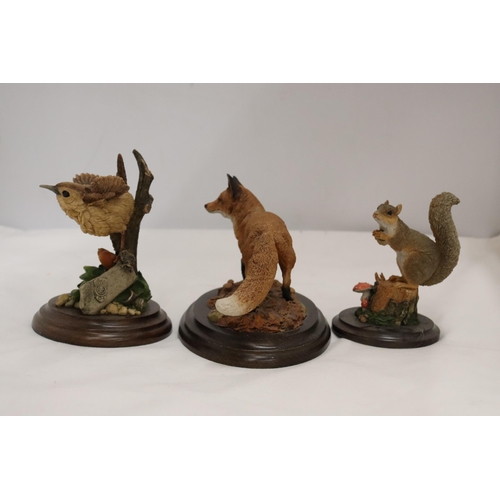 908 - THREE MODELS OF ANIMALS ON PLINTHS TO INCLUDE ROYAL DOULTON AND COUNTRY ARTISTS