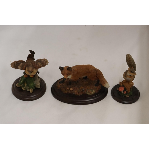 908 - THREE MODELS OF ANIMALS ON PLINTHS TO INCLUDE ROYAL DOULTON AND COUNTRY ARTISTS