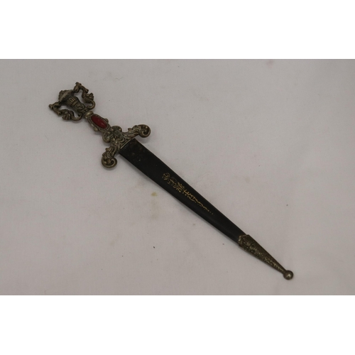 913 - A VINTAGE ORNATE LETTER OPENER/KNIFE IN A SHEATH