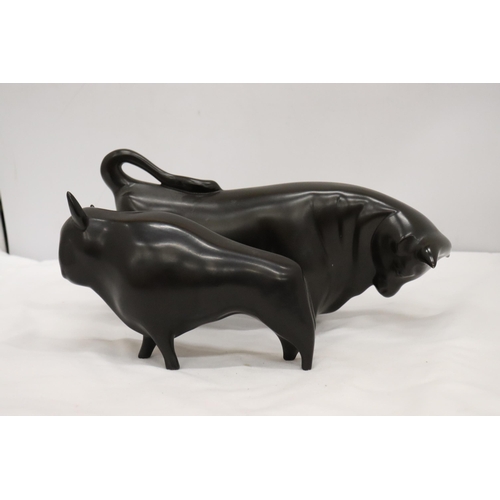 917 - TWO BLACK CERAMIC BULLS, HEIGHTS 12CM AND 11CM, LENGTHS 26CM AND 17CM