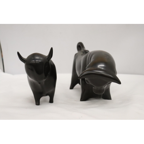 917 - TWO BLACK CERAMIC BULLS, HEIGHTS 12CM AND 11CM, LENGTHS 26CM AND 17CM