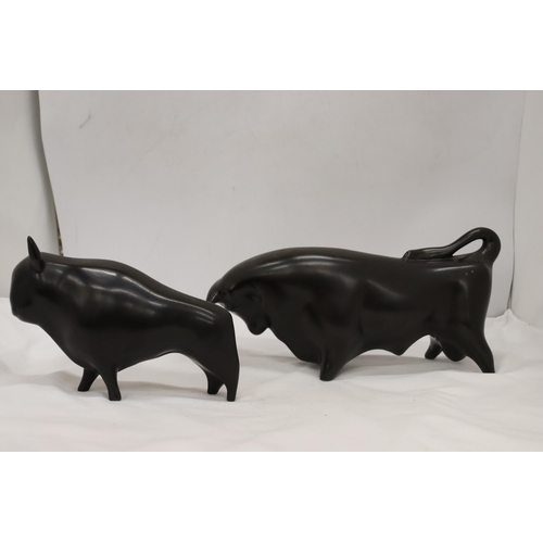 917 - TWO BLACK CERAMIC BULLS, HEIGHTS 12CM AND 11CM, LENGTHS 26CM AND 17CM