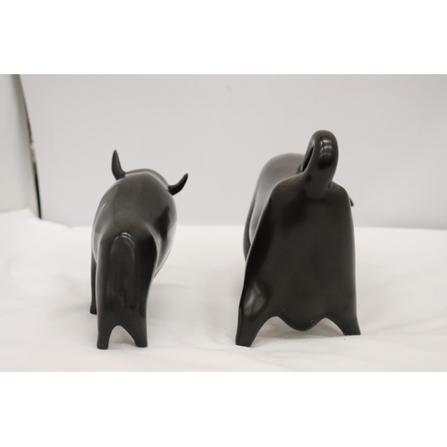 917 - TWO BLACK CERAMIC BULLS, HEIGHTS 12CM AND 11CM, LENGTHS 26CM AND 17CM