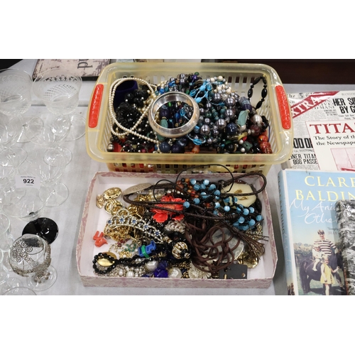 919 - A QUANTITY OF COSTUME JEWELLERY TO INCLUDE NECKLACES, EARRINGS, BANGLES, ETC