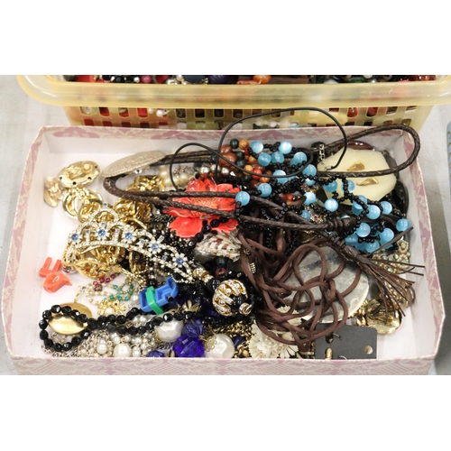 919 - A QUANTITY OF COSTUME JEWELLERY TO INCLUDE NECKLACES, EARRINGS, BANGLES, ETC