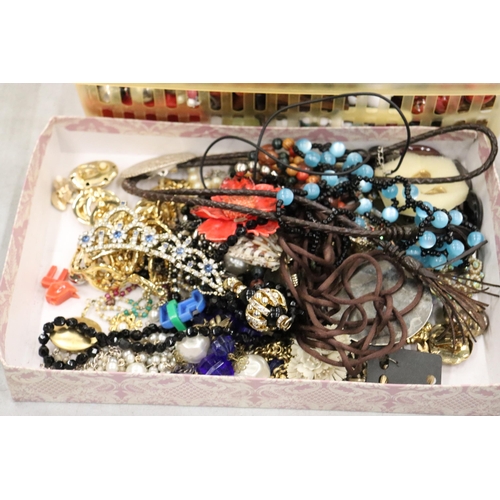 919 - A QUANTITY OF COSTUME JEWELLERY TO INCLUDE NECKLACES, EARRINGS, BANGLES, ETC