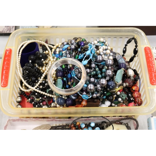 919 - A QUANTITY OF COSTUME JEWELLERY TO INCLUDE NECKLACES, EARRINGS, BANGLES, ETC