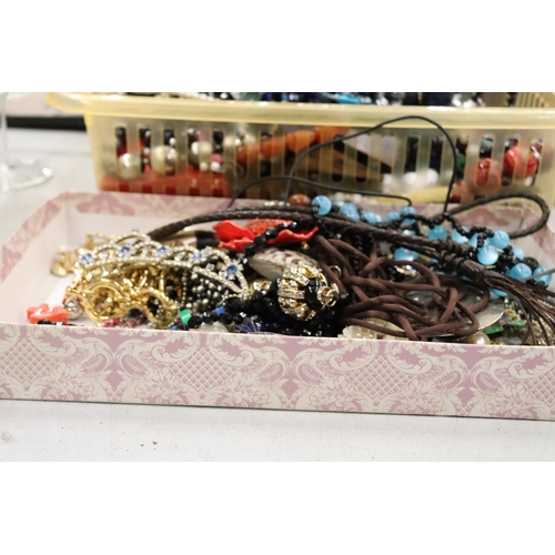 919 - A QUANTITY OF COSTUME JEWELLERY TO INCLUDE NECKLACES, EARRINGS, BANGLES, ETC