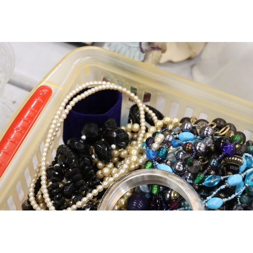 919 - A QUANTITY OF COSTUME JEWELLERY TO INCLUDE NECKLACES, EARRINGS, BANGLES, ETC